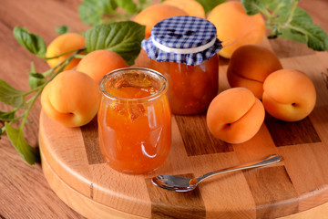 marmellata di albicocche all'aroma di cannella fatta in casa