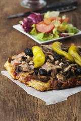 hausgemachte Pizza auf dunklem Holz