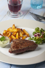 Scheibe von Rindersteak mit Pommes frites