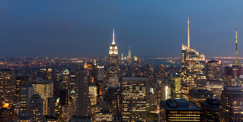 New York, Vereinigte Staaten. Panoramablick auf die Skyline von Manhattan und die Gebäude bei Nacht
