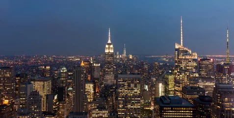Rolgordijnen New York New York stad, Verenigde Staten. Panoramisch uitzicht op de skyline van Manhattan en gebouwen & 39 s nachts