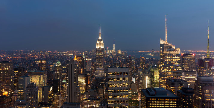 Fototapeta New York city, United States. Panoramic view of Manhattan skyline and buildings at night
