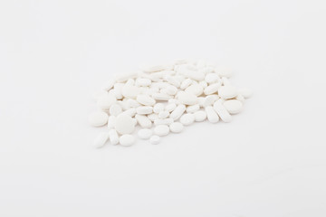 weiße Pillen auf Haufen 