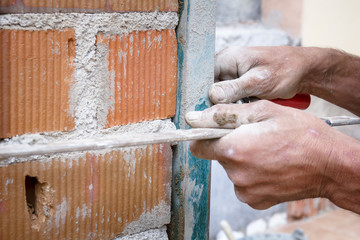 Obreros de la construcción trabajando en obra. Obras en el hogar. Reforma de fachada. Trabajador...