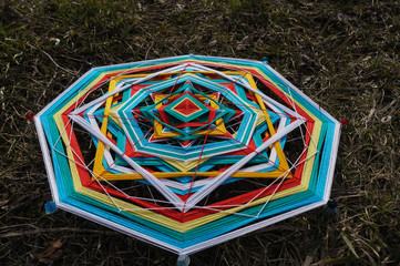 Плетенная мандала на природе