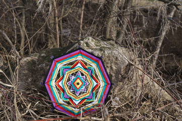 Плетенная мандала на природе