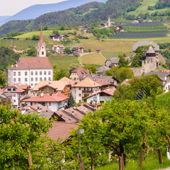 Gufidaun mit Nafner Kirche im Hintergurnd