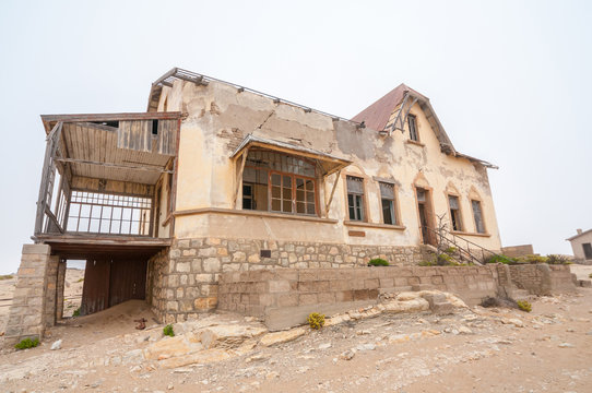 Building at the ghost town of Kolmanskop