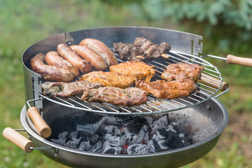 Grill mit Grillfleisch