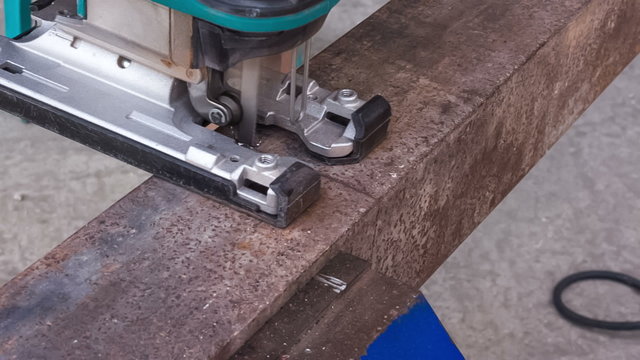 cutting metal workpiece using jigsaw 