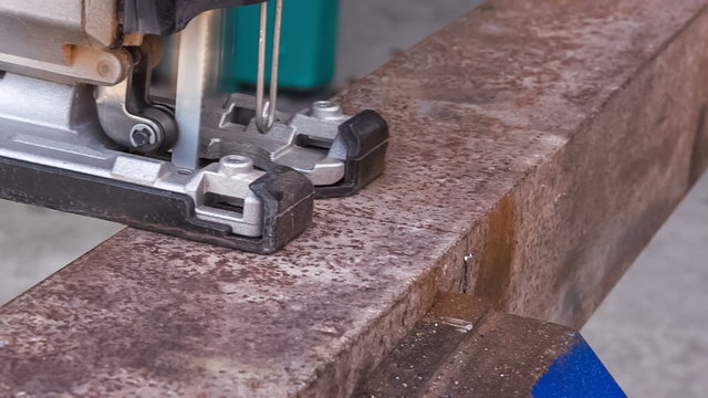 Cutting metal products using jigsaw 