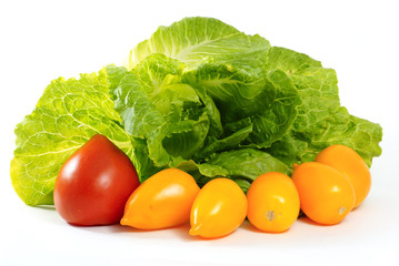 Желтые и красные помидоры и салат "романо" на белом фоне
