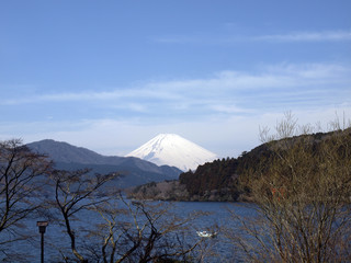 冬晴れの富士山と芦ノ湖
