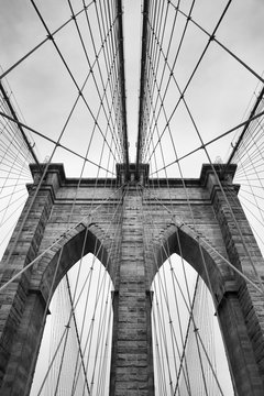 Fototapeta Most Brooklyński w Nowym Jorku z bliska detalu architektonicznego w ponadczasowej czerni i bieli