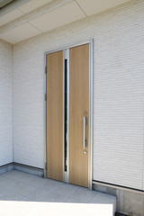 住まいの玄関　　アルミ木目調デザインドア