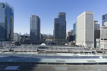 Obraz na płótnie Canvas 東京駅と丸の内高層ビル街　奥が皇居