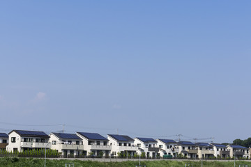 Obraz premium 分譲住宅 ソーラーパネル 連棟 コピースペース