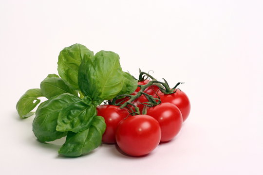 Tomaten und Basilium 