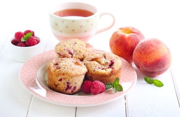 Peach melba cakes
