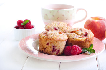 Peach melba cakes