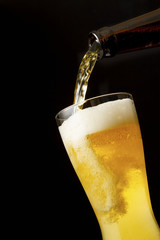 グラスにビールを注ぐ　Pouring beer into glass