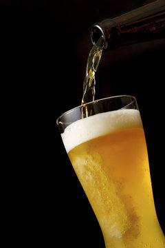 グラスにビールを注ぐ　Pouring beer into glass