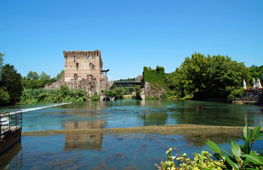 Der Fluss Mincio und die alte Brücke