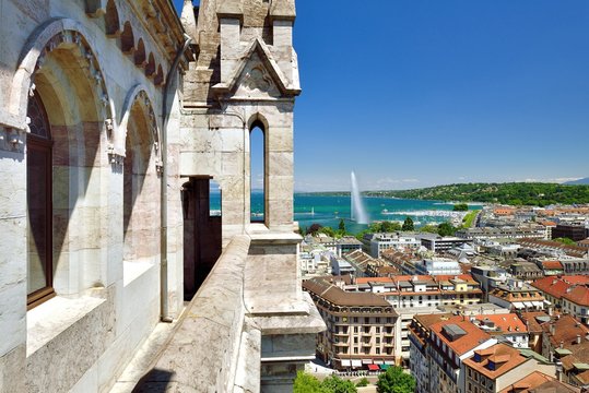Ausblick von der St. Pierre Kathedrale &uuml;ber die Stadt Genf mit Genfersee und Wasserfont&auml;ne Jet d'Eau