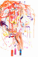 Blondes Mädchen beschmiert Wand mit Farbe