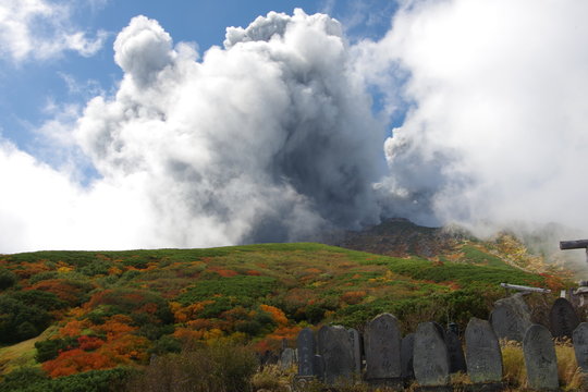 御嶽山の噴煙が迫る恐怖を石碑に祈る