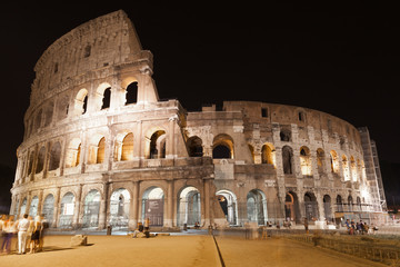 Fototapeta na wymiar Kolosseum bei Nacht