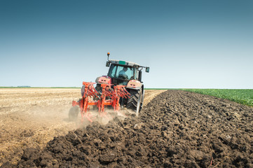Obraz premium Tractor plowing