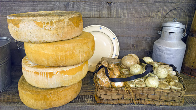 Formaggi stagionati DOP biologici in mercatino
