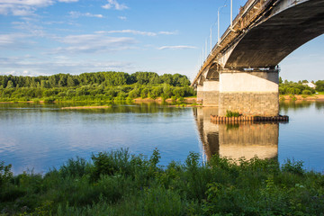 Fototapeta na wymiar Город Киров: старый мост через реку Вятка