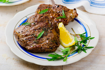  steak  with lemon
