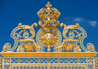 Golden ornate gates of Chateau de Versailles over blue sky, Pari - 87323156