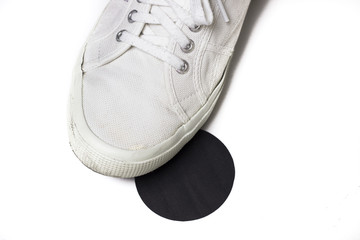 Standpunkt, Freizeitschuh steht auf schwarzem Punkt