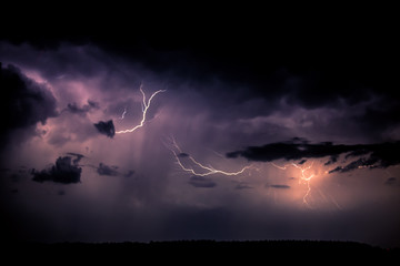 Gewitter am Nachthimmel Blitz und Donner