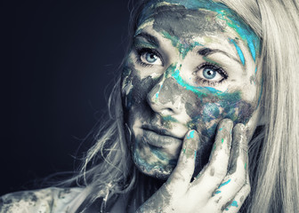 Frau mit großen blauen Augen