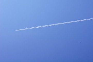 trace d'avion dans le ciel