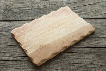 Brett auf rustikalem Tisch aus Holz