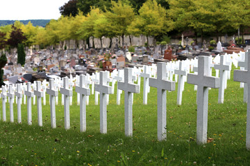 Wei&szlig;e Kreuze auf Friedhof