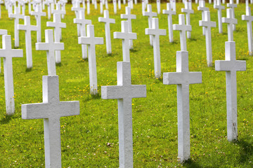 Weiße Kreuze auf Friedhof