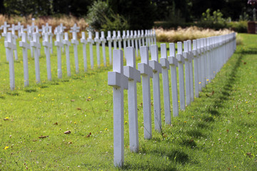 Weiße Kreuze auf Friedhof