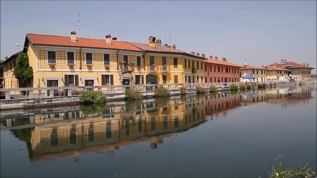 gaggiano sul naviglio provincia milano in lombardia con riflessi edifici 