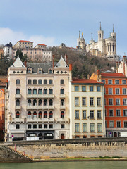 Fototapeta premium Lyon - Notre Dame de Fourvière au dessus des quais de Saône 