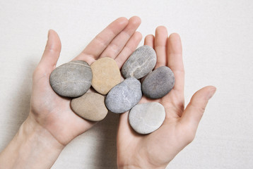 Fototapeta na wymiar Hände halten Steine. Konzept für Kraft, Heilung, Therapie oder Mut.