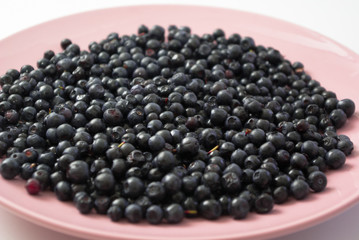 blueberries in a wooden bowl