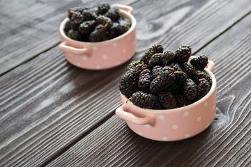 Fototapeta na wymiar fresh mulberry in bowl