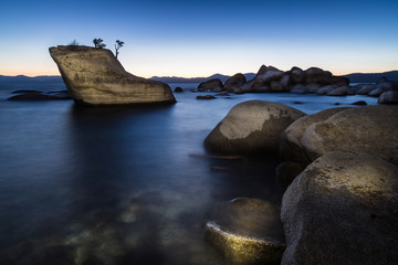 Obraz premium Painting Light on Bonsai Rock at Lake Tahoe